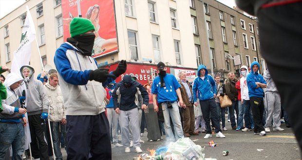 Radikálové v Irsku dělali na ulicích zmatek