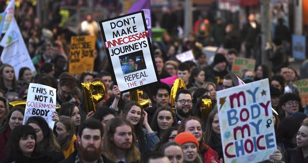 Znásilnění není omluva. Zákaz potratů v Irsku může prolomit až referendum