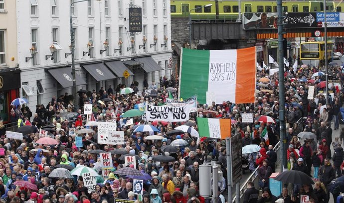 Irům daň z vody nevoní. Na protest do ulic vyšly desetitisíce lidí