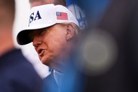 Trump v Irsku při golfu vyvolal rozruch: Výzva Zelenskému, ať neútočí na ruské rafinerie