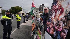 Demonstranti během návštěvy amerického prezidenta Donalda Trumpa na turnaji Irish Open v golfovém areálu Trump International Golf Links v irském Doonbegu. (13. 9. 2026)