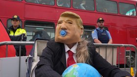 Demonstranti během návštěvy amerického prezidenta Donalda Trumpa na turnaji Irish Open v golfovém areálu Trump International Golf Links v irském Doonbegu. (13. 9. 2026)