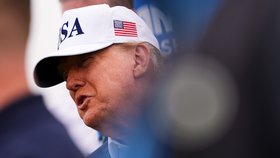 Americký prezident Donald Trump se účastní golfového turnaje Irish Open v areálu Trump International Golf Links v irském Doonbegu. (13. 9. 2026)