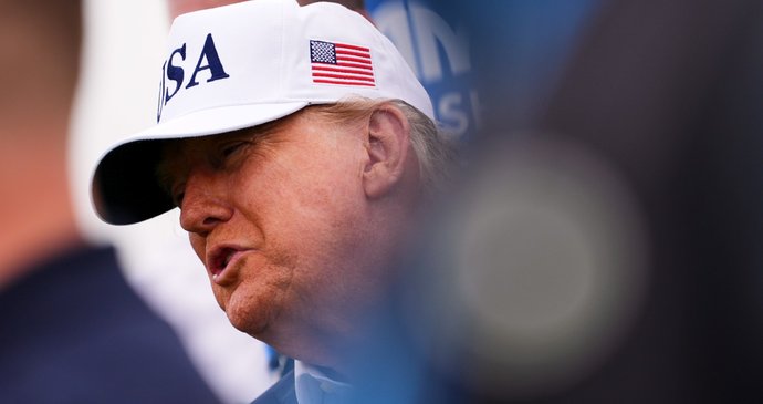Americký prezident Donald Trump se účastní golfového turnaje Irish Open v areálu Trump International Golf Links v irském Doonbegu. (13. 9. 2026)