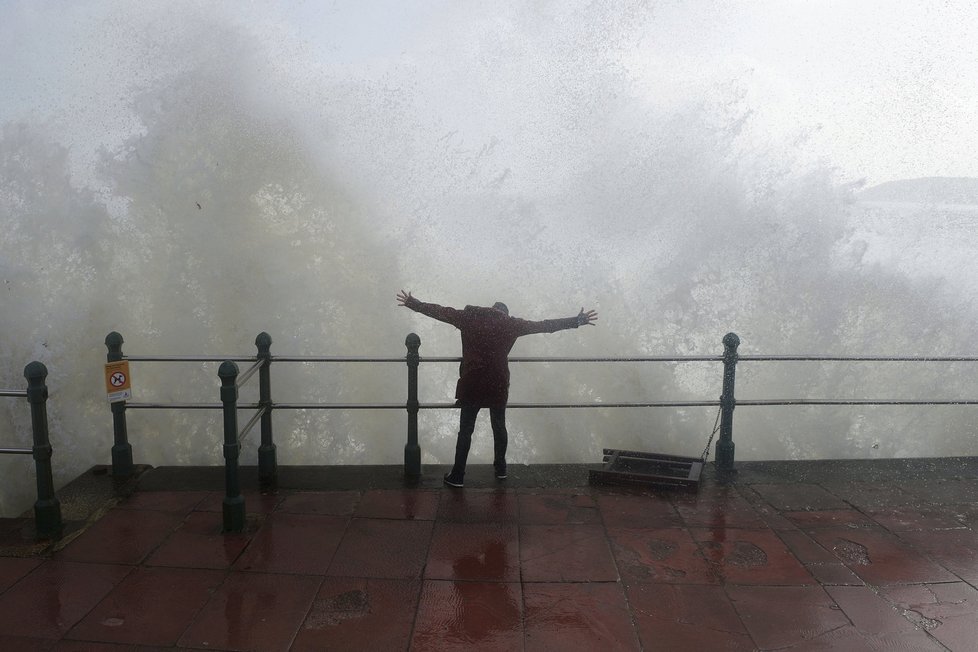 Bouře Ophelia udeřila v Irsku.