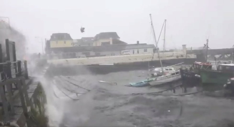 Bouře Ophelia udeřila v Irsku.