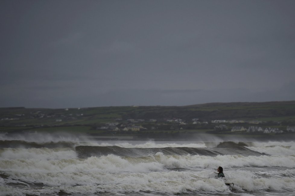 Tropická bouře Ophelia směřuje na Irsko a Velkou Británii.