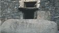 Vstup do hrobky Newgrange. Spirály na kameni podle archeologů symbolizují život, smrt a znovuzrození.