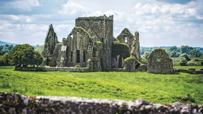 Hore Abbey několikrát vypálili a nakonec ho zabral bláznivý opat