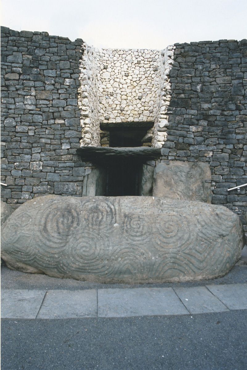 Vstup do hrobky Newgrange. Spirály na kameni podle archeologů symbolizují život, smrt a znovuzrození.