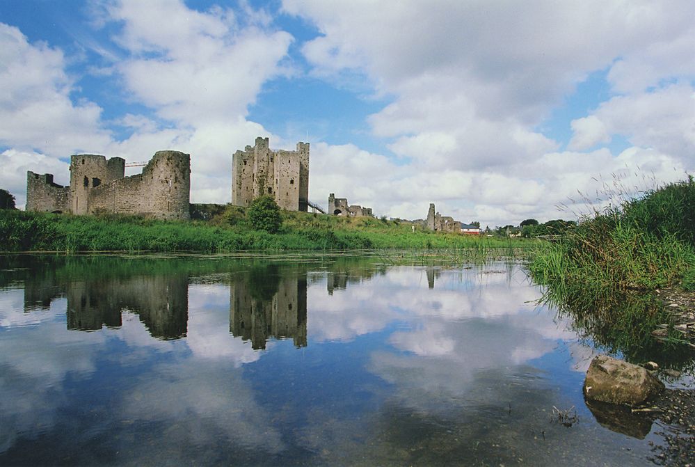 Řeka Boyne líně teče kolem trimského hradu