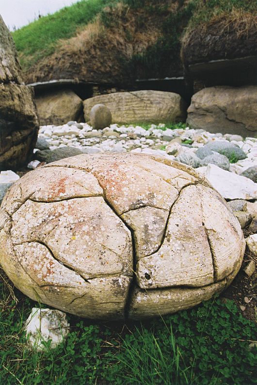 Kámen u západního vchodu do hrobky Knowth.