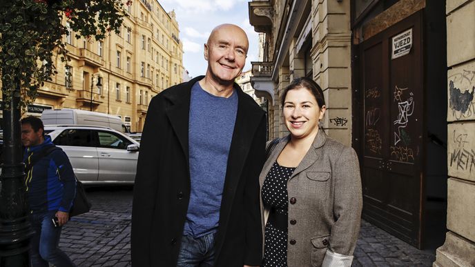 Spisovatel Irvine Welsh, který do Prahy zavítal na pozvání Festivalu spisovatelů Praha, s autorkou rozhovoru Kateřinou Kadlecovou 