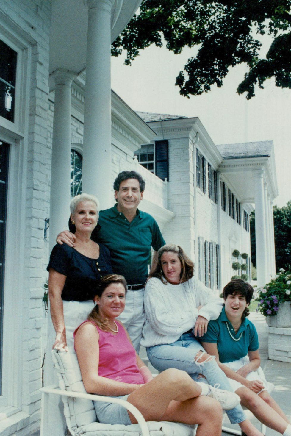 Irwin Jacobs (†77)s manželkou Alexandrou Jacobsovou (†77) a jejich třemi dcerami.