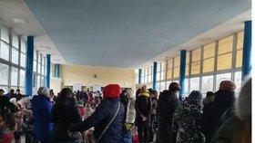 Lidé na nádraží v Lysyčansku čekají na evakuační vlak.