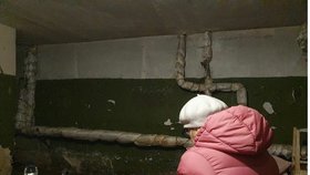 Irynina maminka ukrytá před bombardováním ve sklepě.