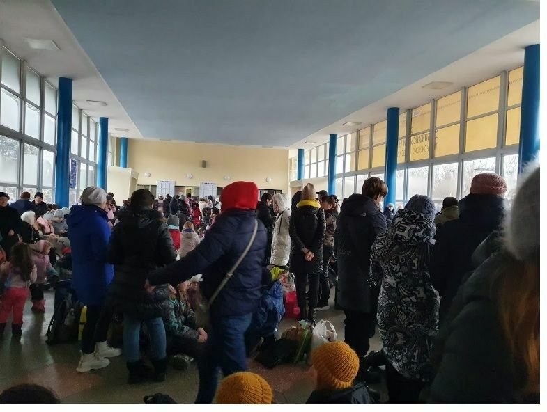 Lidé na nádraží v Lysyčansku čekají na evakuační vlak