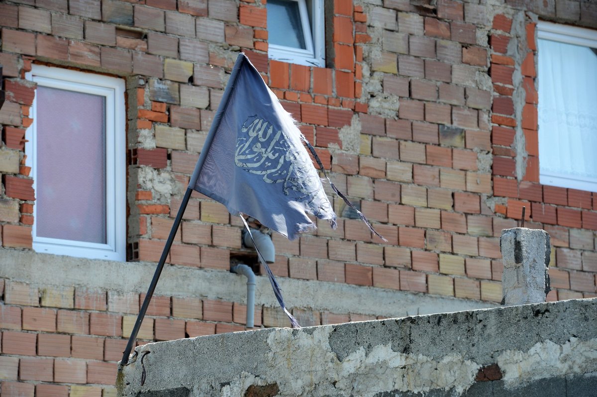 Nad domy v bosenské vesnici Ošve vlají vlajky IS.