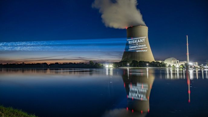 Německá jaderná elektrárna Isar zůstane v provozu déle. I navzdory protestům ekologů (na snímku)