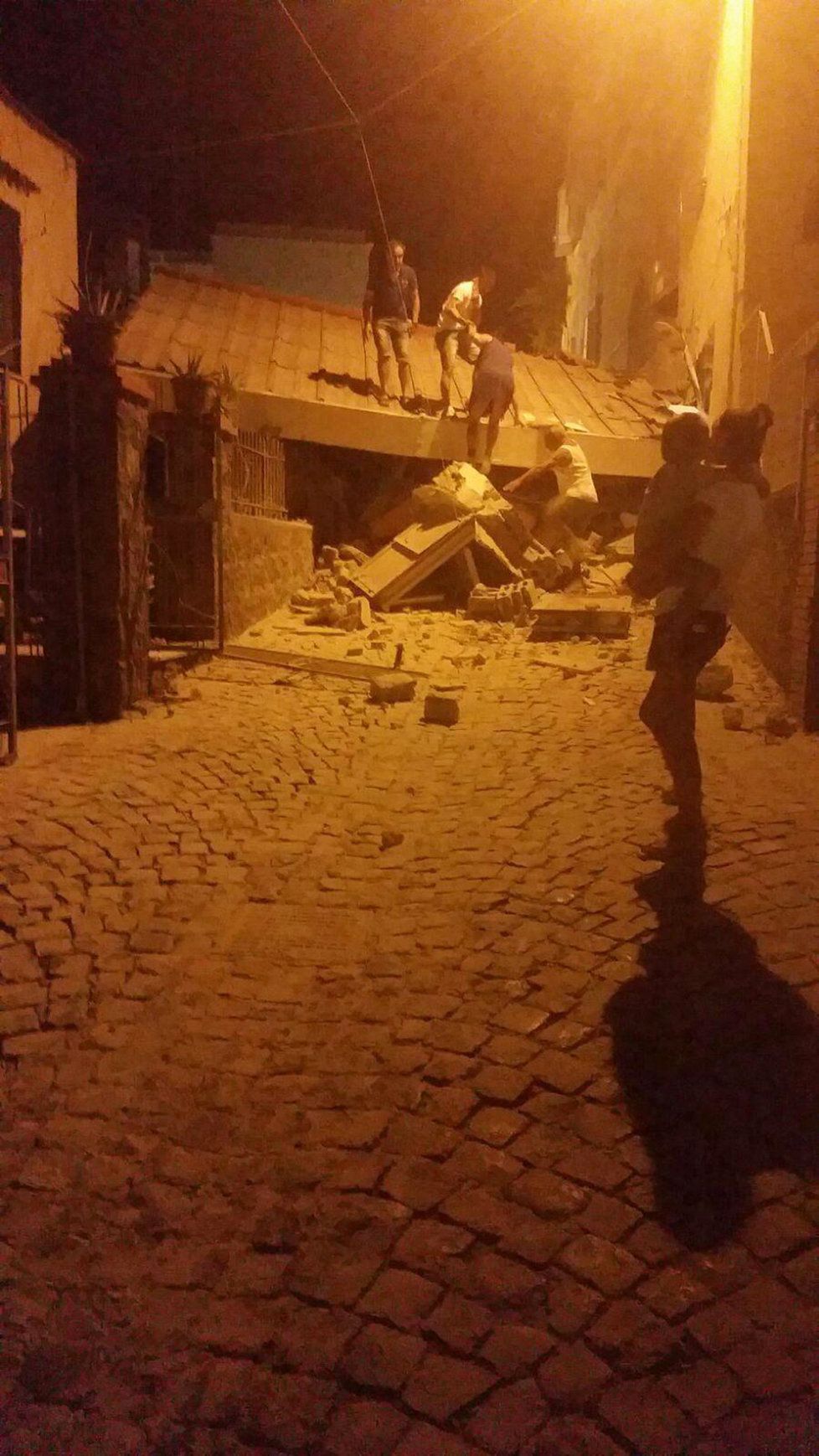 Italský ostrov Ischia zasáhlo zemětřesení.