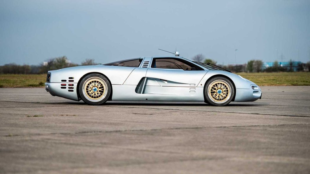 Isdera Commendatore 112i