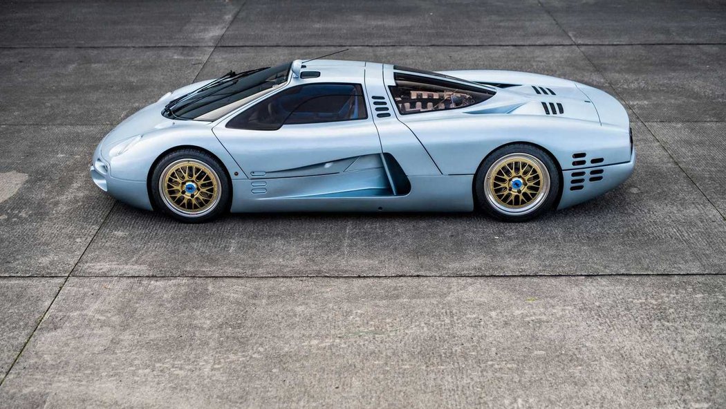 Isdera Commendatore 112i