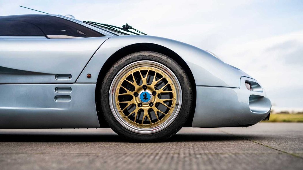 Isdera Commendatore 112i