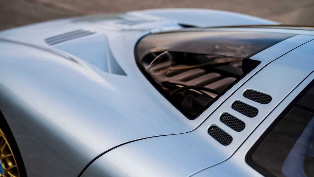 Isdera Commendatore 112i