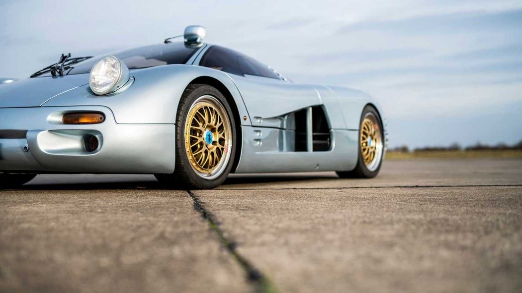 Isdera Commendatore 112i