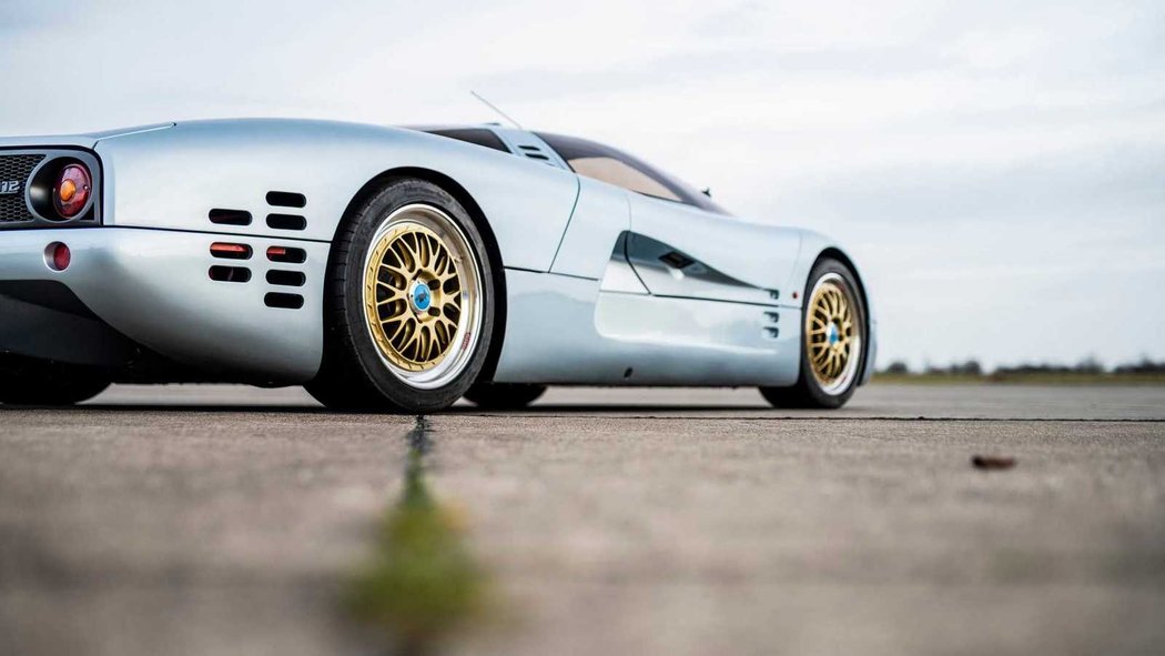 Isdera Commendatore 112i