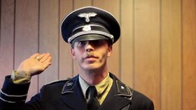 Isidore Heath Campbell rád nosí nacistické uniformy.