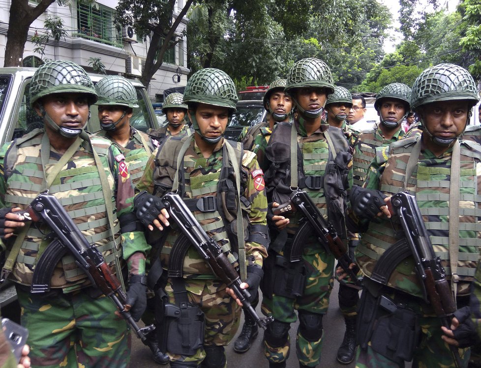 Teroristé v Bangladéši zavraždili 20 nevinných lidí. Mezi oběťmi byli také Evropané.