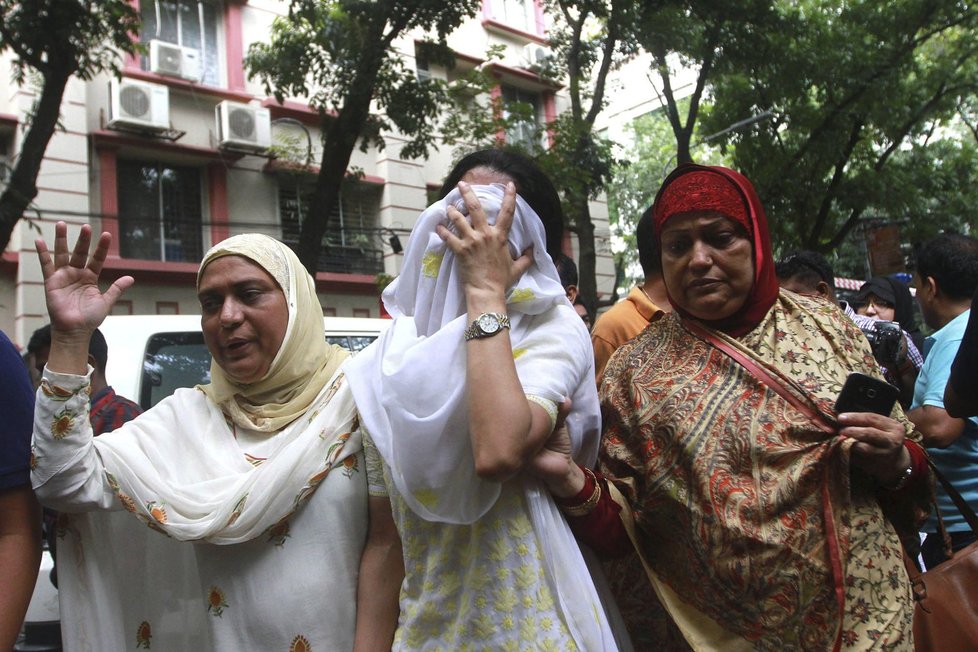 Teroristé v Bangladéši zavraždili 20 nevinných lidí. Mezi oběťmi byli také Evropané.