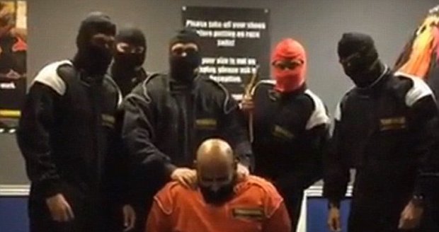 Teambuilding se zvrtnul: Pracovníci banky si utahovali z poprav ISIS, dostali padáka