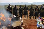 Teroristé zničili v poušti bubny a další hudební nástroje.