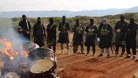 Maskovaní a po zuby ozbrojení teroristé z ISIS podpálili hudební nástroje.