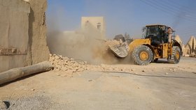 Teroristé z ISIS zničili buldozery 1500 let starý klášter v Sýrii.