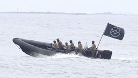 „Teroristé z ISIS“ vyděsili Cannes! Připluli na lodi s černou vlajkou 