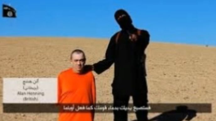 Na internetu se objevilo video zachycující údajné stětí britského humanitárního pracovníka Alana Henninga příslušníkem radikálního hnutí Islámský stát (IS).