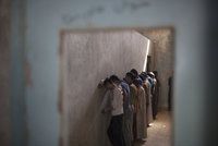 Vynucená přiznání a mučení. Děti ISIS promluvily o hrůzách v iráckých vězeních