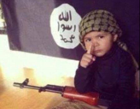 Zneužívání dětí v Islámském státu: Cvičili z nich malé džihádisty.