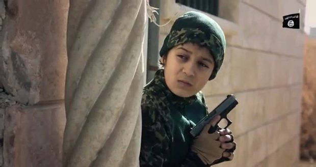 Děti při výcviku ISIS vraždí zajatce. Video ukazuje krutost malých kluků 