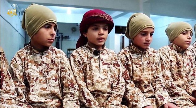 Dětští vojáci nemají na vybranou. Buďto se přidají k ISIS, nebo jim zlámou nohy.