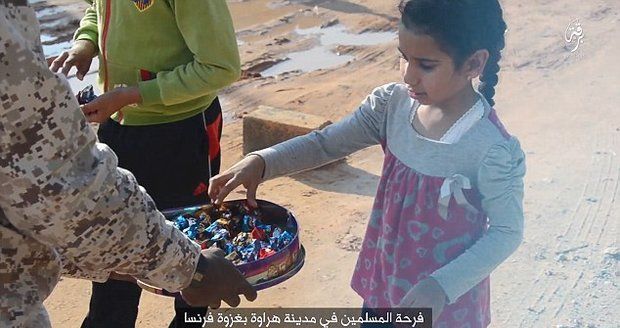 Děti, dejte si bonbony, zabíjeli jsme v Paříži! Nechutná oslava teroristů ISIS