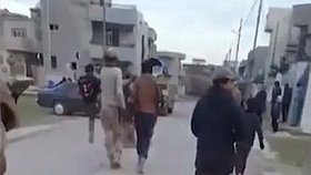 Iráčtí vojáci prý mučí a popravují bojovníky ISIS.