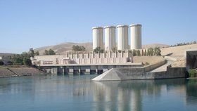 Mosulská přehrada je pod kontrolou islamistů.