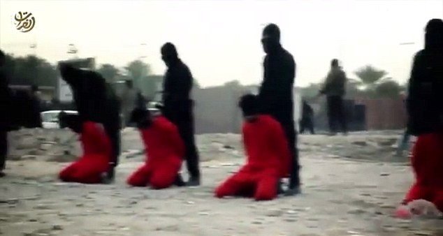 Islámští radikálové z teroristické skupiny Islámský stát zveřejnili další hrůzné video masové vraždy devíti lidí.