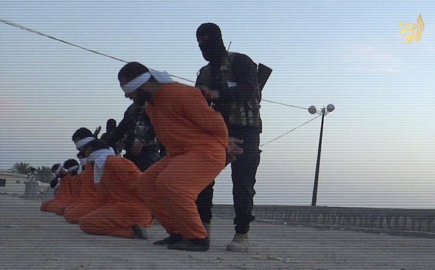 Islámští radikálové z teroristické skupiny Islámský stát zveřejnili další hrůzné video masové vraždy devíti lidí.