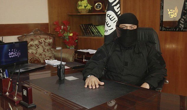 V úvodu videa maskovaný velitel ISIS sedí ve firemní kanceláři.