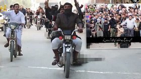 Dav ve městě Rakka ukopal k smrti tři zajaté syrské vojáky. Jejich mrtvoly pak islamisté vláčeli po ulici přivázané za motocykly.